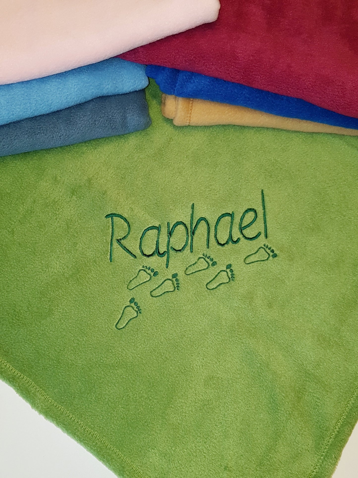 Babydecke / Kuscheldecke / Taufdecke mit Namen bestickt *Füßchen*
