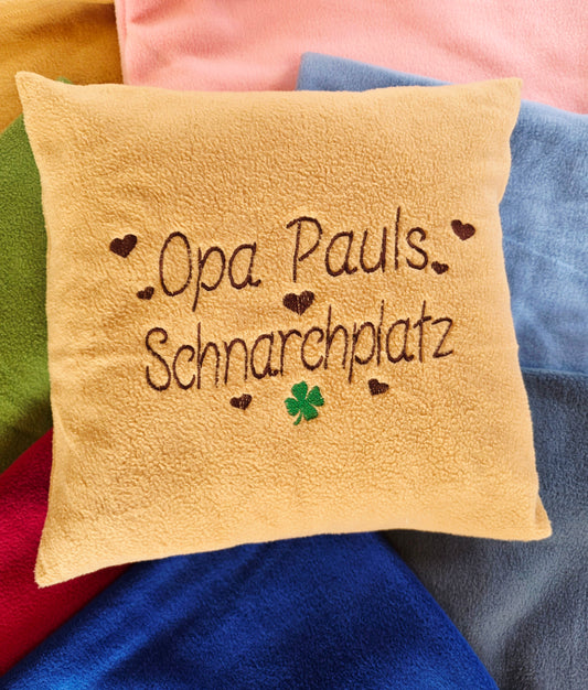 Personalisiertes Kuschelkissen mit Herzen und Kleeblatt