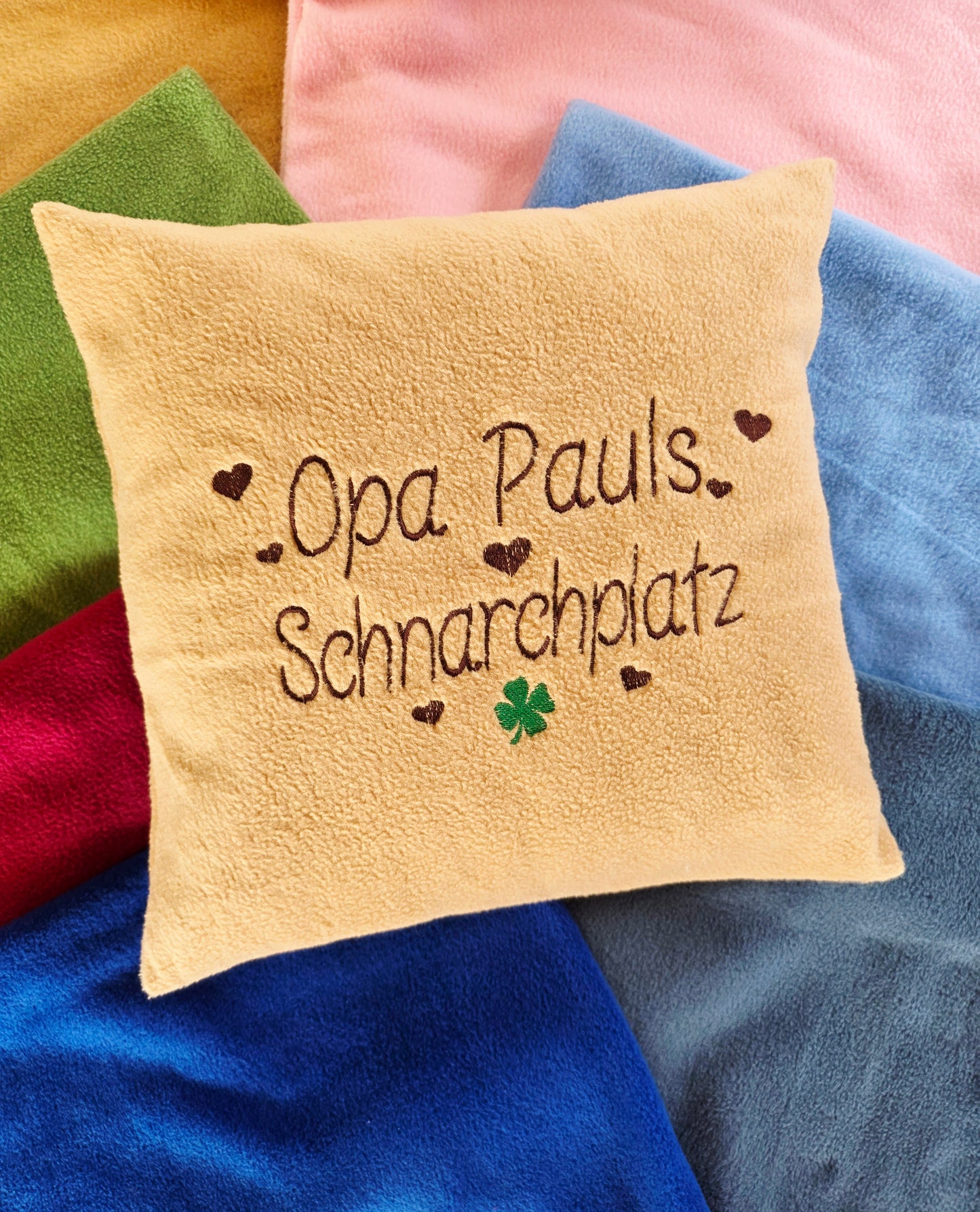 Personalisiertes Kuschelkissen mit Herzen und Kleeblatt