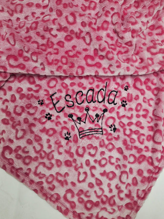 Tierdecke mit Namen bestickt *pink Leo*