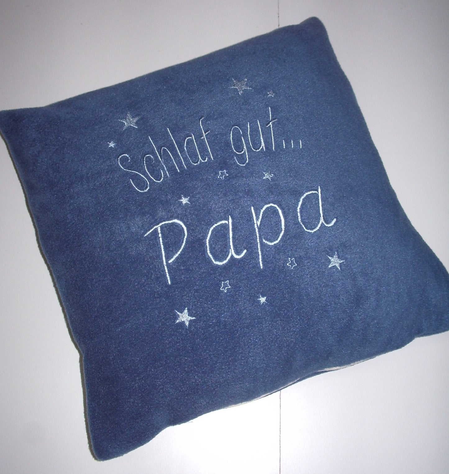 Kuschelkissen mit Namen und Spruch bestickt