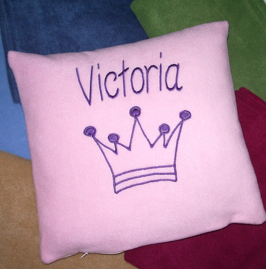 Kuschelkissen mit Namen und Krone bestickt