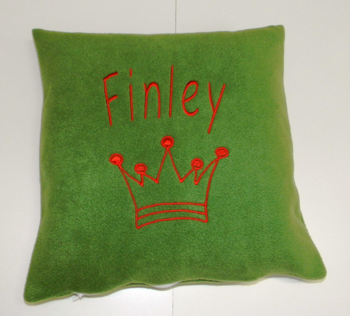 Kuschelkissen mit Namen und Krone bestickt