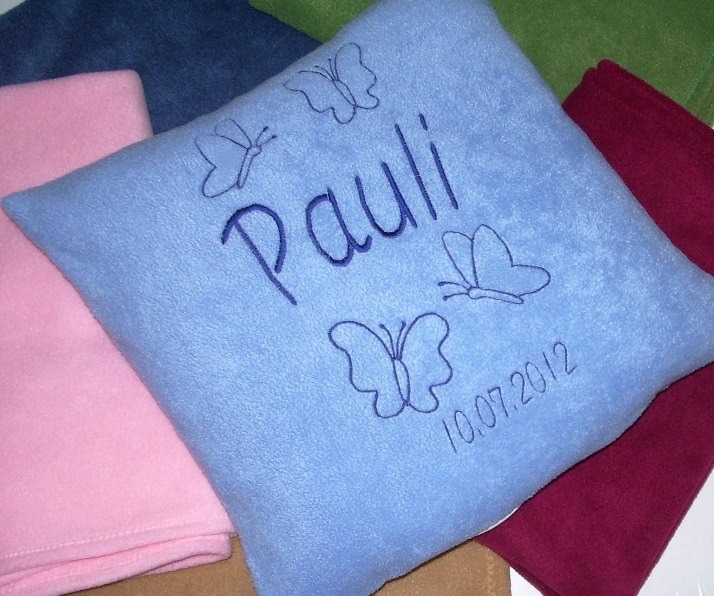 Kuschelkissen mit Namen und Schmetterling bestickt