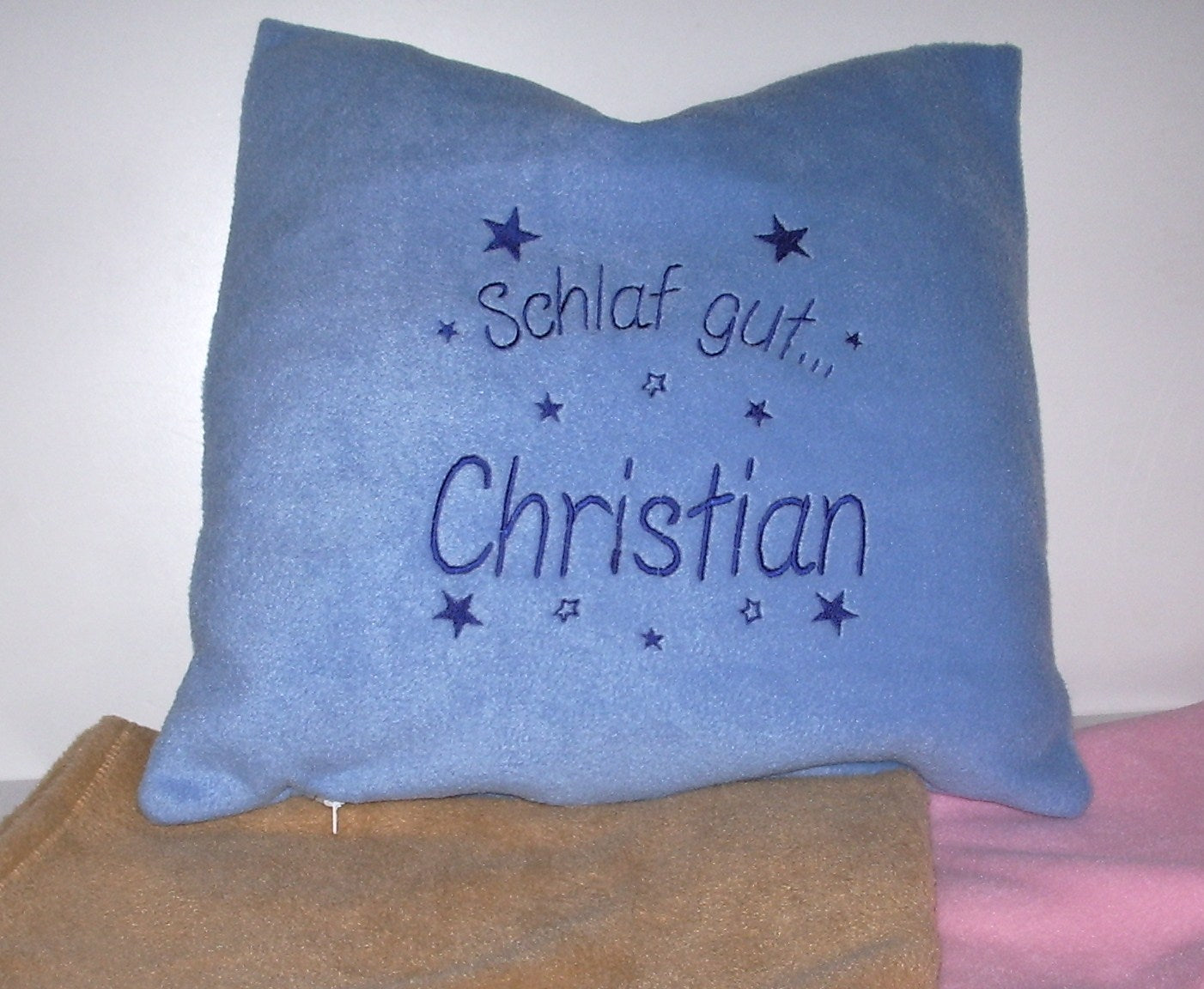 Kuschelkissen mit Namen und Spruch bestickt